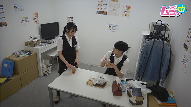 カップル盗撮 エッチする場所がなかなか無い○校生たちに理性なんて無し!バイト先の控室で初めてのナマハメ&潮吹き体験 009