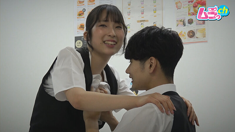 カップル盗撮 エッチする場所がなかなか無い○校生たちに理性なんて無し!バイト先の控室で初めてのナマハメ&潮吹き体験 005